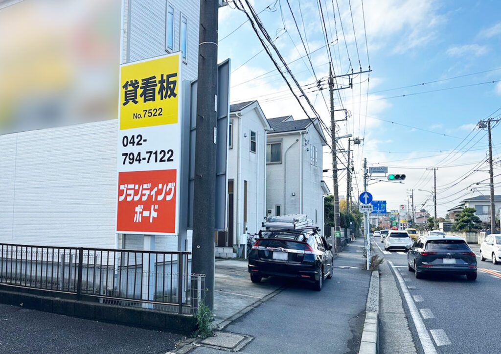 ロバがバイクで疾走する！野立て看板が生み出す驚きの広告効果