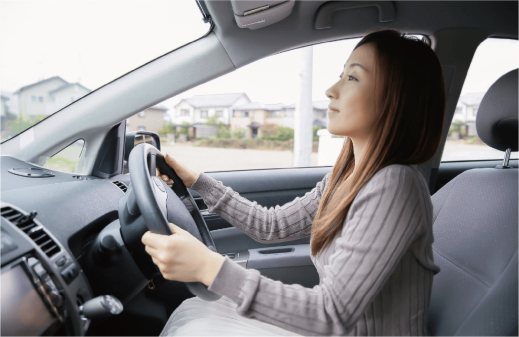 イメージ画像運転をする女性