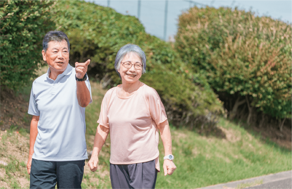 イメージ画像　談笑をしながら散歩をする老夫婦