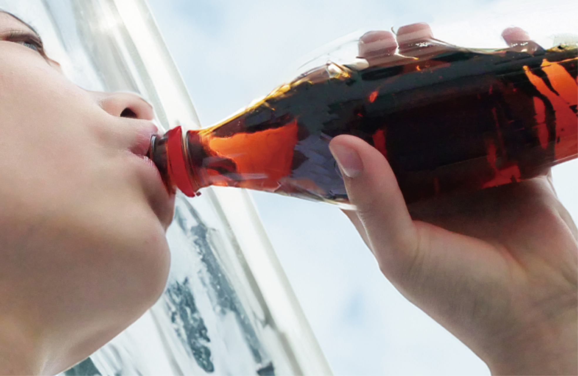 イメージ画像 コーラを飲む人