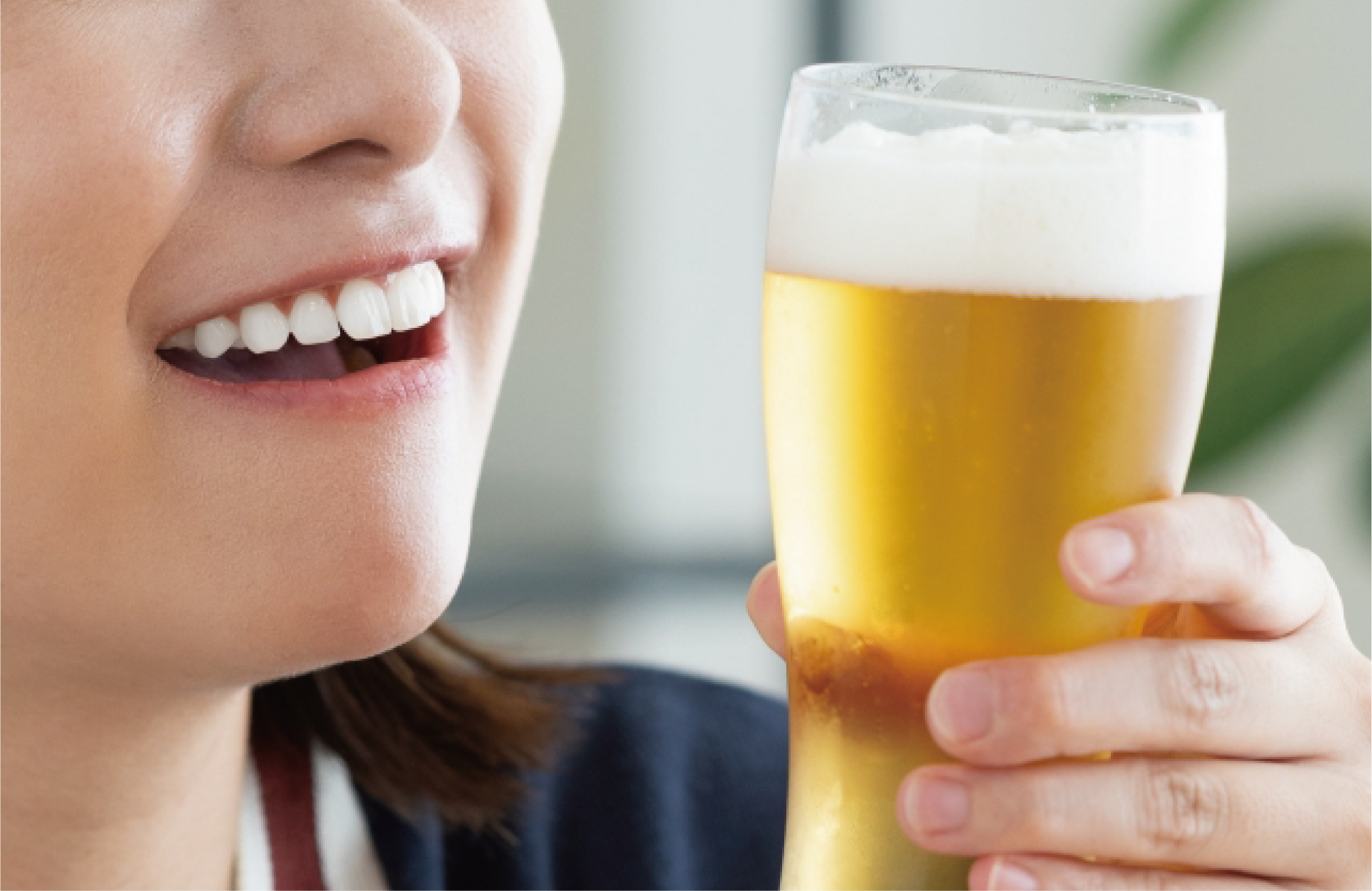 イメージ画像 ビールを飲もうとしている女性の口元