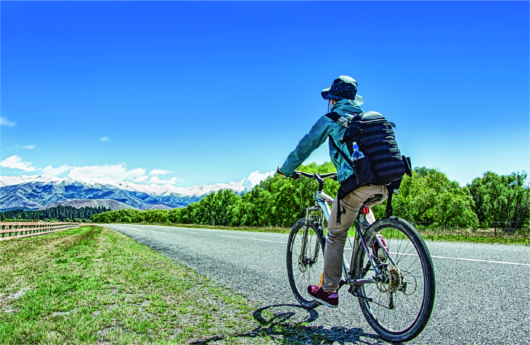 山に向かってロードバイクに乗って走る様子