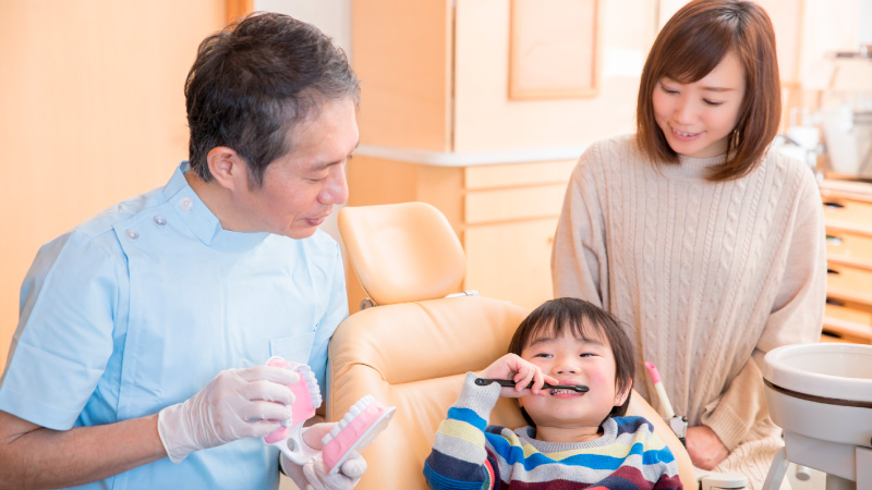 イメージ画像：歯医者を受診する親子